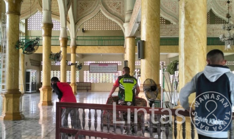 Dengan Tulus Dan Ikhlas,Babinsa Koptu Saidul Abrarar Koramil 08/Spu Membantu Warga Pembersihan Masjid Baitul Karim