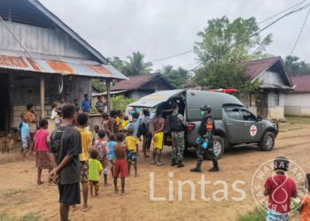 Aksi Cepat Tanggap, Satgas Yonif 310/KK Evakuasi Warga Sakit Di Perbatasan RI-PNG