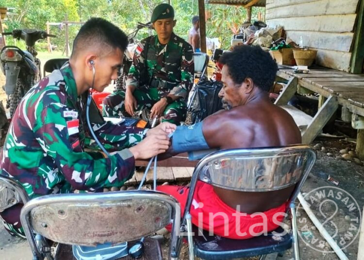 Terobos Hutan Papua Tim Kesehatan Satgas Pamtas RI- PNG Yonif RK 111 KB Turun Kampung Beri Pelayanan Kesehatan Gratis Untuk Masyarakat