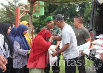 Program Jum’at Berkah, Kodim 0104/Atim Bagikan Sembako Kepada Masyarakat