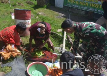Satgas Mobile Raider 300 Siliwangi Borong Sayur Milik Warga