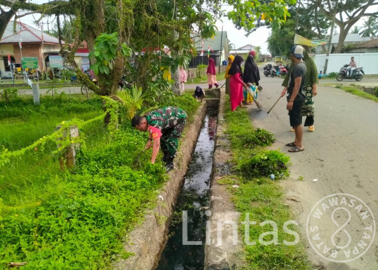 Menciptakan Suasana Bersih Sehat & Rapi,Babinsa Gotong Royong Membersihkan Rumput Liar