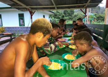 Satgas Yonif 310/KK Botram Bersama Anak-Anak Papua Di Pos Perbatasan Kalipao