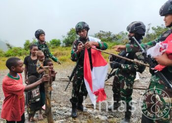 Menjelang HUT RI Ke 78 Satgas Mobile Raider 300 Terangi Jalan Dan Merah Putih