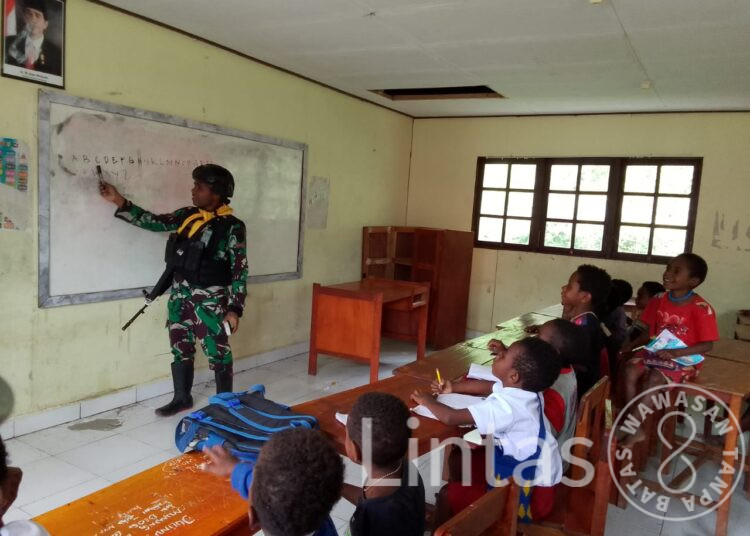 Satgas Mobile Raider 300 Siliwangi : Mengajar Adalah Pilihan Kami Demi Masa Depan Generasi Muda