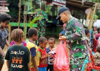 Kegembiraan Anak Anak Pedalaman Boven Digoel Papua Selatan Bertemu Dan Bermain Dengan Anggota Satgas Pamtas RI – PNG Yonif RK 111/KB
