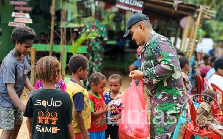 Kegembiraan Anak Anak Pedalaman Boven Digoel Papua Selatan Bertemu Dan Bermain Dengan Anggota Satgas Pamtas RI – PNG Yonif RK 111/KB
