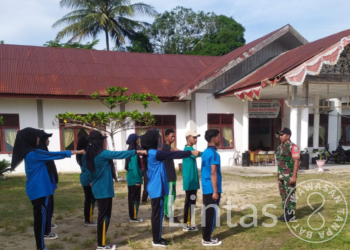 Babinsa Peudawa Latih Kesiapan PBB Paskibra Kecamatan