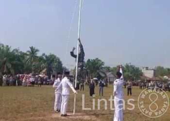 Gerak Cepat Sertu Ahmadi Memanjat Dan Menyambung Tali Bendera Yang Putus