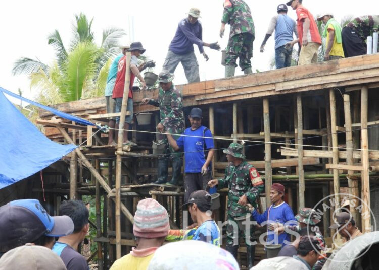 Puluhan TNI Kodim 0613/Ciamis Bersama Warga Cikoneng Bangun Mesjid, Sebagai Wujud Pelihara Semangat Gotong Royong