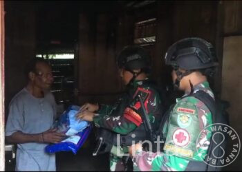 Geruduk Rumah Warga, Satgas Yonif 310/KK Tekan Kasus Malaria Dengan Bagikan Kelambu Berinsektisida di Perbatasan RI-PNG