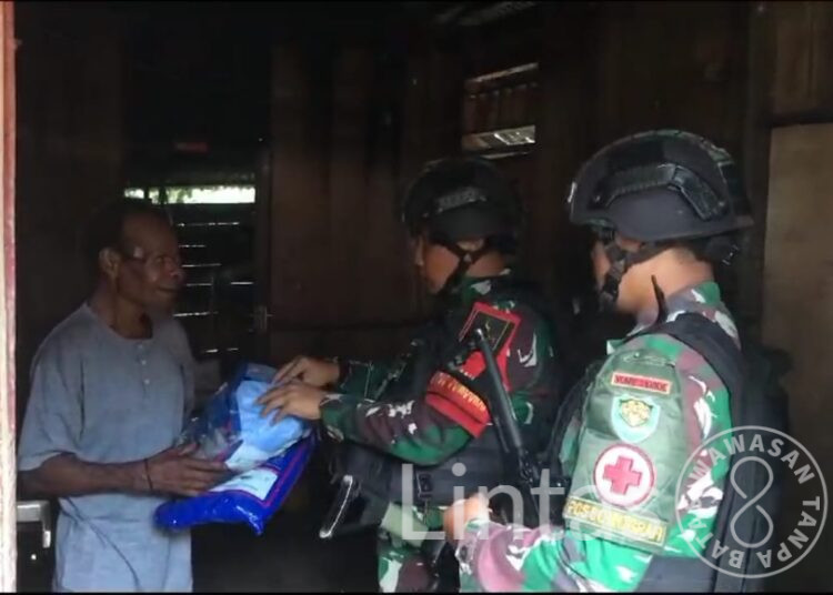 Geruduk Rumah Warga, Satgas Yonif 310/KK Tekan Kasus Malaria Dengan Bagikan Kelambu Berinsektisida di Perbatasan RI-PNG