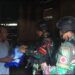 Geruduk Rumah Warga, Satgas Yonif 310/KK Tekan Kasus Malaria Dengan Bagikan Kelambu Berinsektisida di Perbatasan RI-PNG