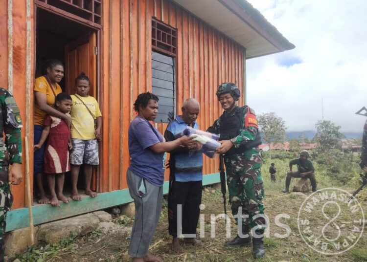 Teror KST Menimbulkan Gelombang Pengungsian, Satgas Yonif 310/KK Bagikan Selimut