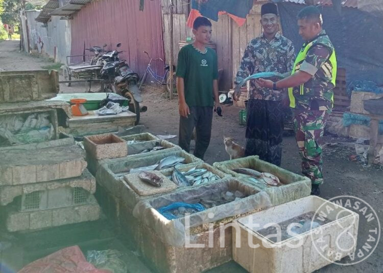 Babinsa Sungai Raya : Pastikan Kualitas Kesegaran & Penampilan Fisik Ikan, Yang Akan Dipasarkan Ke Konsumen