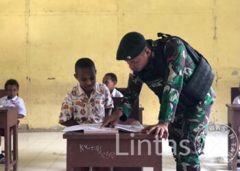 Tanamkan Wawasan Kebangsaan Sejak Dini Anggota Satgas Pamtas RI-PNG Yonif RK 111/KB Wujudkan Mimpi Anak Pedalaman Papua Selatan