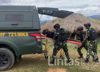 Kepedulian Satgas Yonif 721/Mks Bantu Evakuasi Warga Yang Sakit di Papua Pegunungan