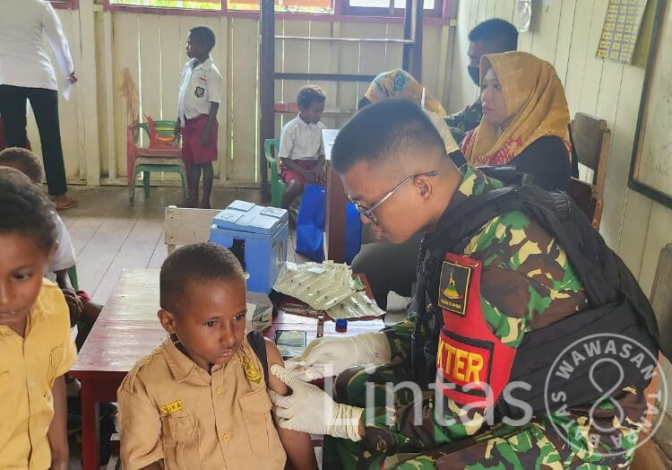 Peduli Kesehatan Anak Papua, Satgas Yonif 310/KK Lakukan Imunisasi di Perbatasan RI-PNG