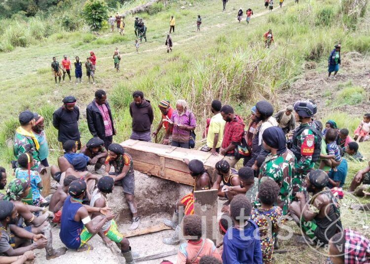Turut Berduka : Satgas Mobile Raider 300 Siliwangi Bantu Pemakaman Warga Papua