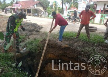 Cegah Banjir, Babinsa Uleu Ateung Bersama Warga Gotong Royong Bersihkan Saluran Air
