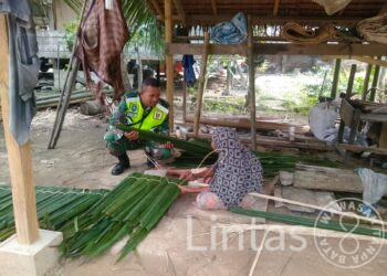 Babinsa Membantu Pengembangan Usaha Pengrajin Pembuatan Atap Daun