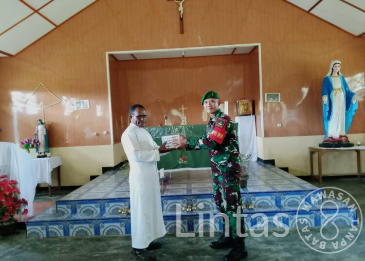 Satgas Yonif 310/KK Berikan Alkitab Kepada Gereja Katolik Paroki Kristus Bangkit Iwur