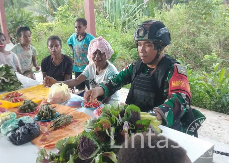 Belanja Hasil Kebun, Satgas Yonif 310/KK Ikut Serta Tingkatkan Perekonomian di Perbatasan RI-PNG