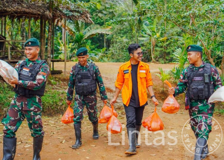 Indahnya Berbagi Satgas Pamtas Statis RI-PNG Yonif 111/KB Bersama Tim Relawan Rumah Zakat Bagi Sembako Untuk Warga Distrik Kombut Pedalaman Papua Selatan