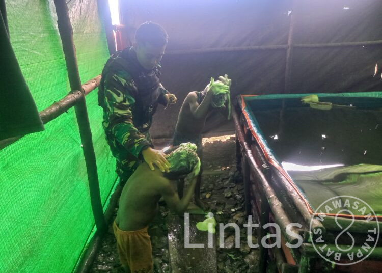 Satgas Mobile Raider 300 Mengajarkan Kebiasaan Mandi Sehari Sekali