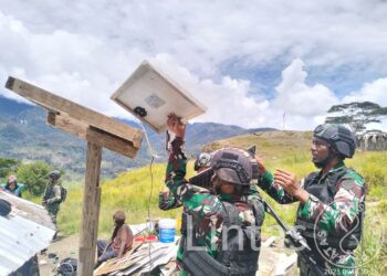 Merasa Bersaudara, Warga Pintu Jawa – Papua Mengadu Ke Pos Satgas Mobile Raider 300