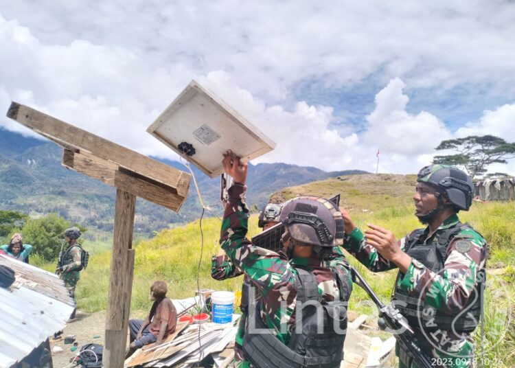 Merasa Bersaudara, Warga Pintu Jawa – Papua Mengadu Ke Pos Satgas Mobile Raider 300