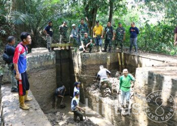 Dandim 0613/Ciamis Membaur Bersama Warga Tanjung Jaya, Pada Kegiatan Karya Bhakti TNI Dipintu Irigasi