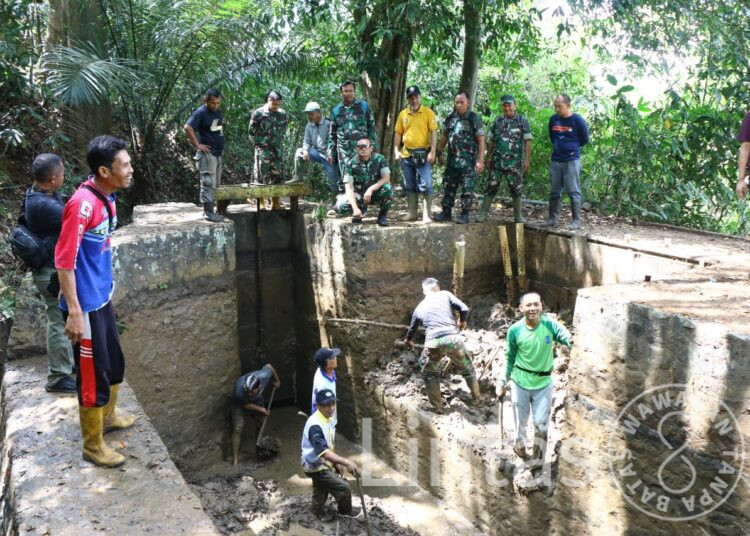 Dandim 0613/Ciamis Membaur Bersama Warga Tanjung Jaya, Pada Kegiatan Karya Bhakti TNI Dipintu Irigasi