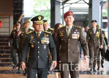 Jenderal TNI Dr. Dudung Abdurachman Anugerahkan Bintang Kartika Eka Paksi Utama Kepada Kasad Singapura