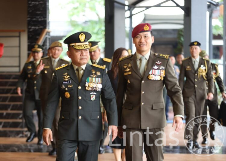 Jenderal TNI Dr. Dudung Abdurachman Anugerahkan Bintang Kartika Eka Paksi Utama Kepada Kasad Singapura
