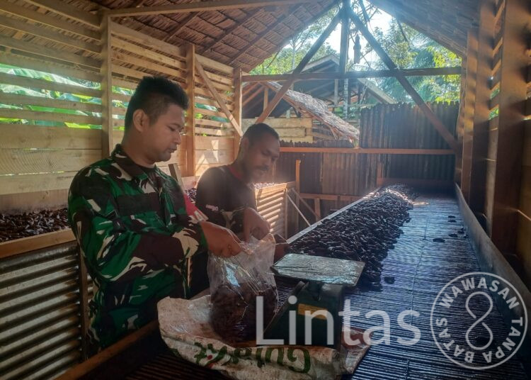 Sertu Nur Cahyo Sambangi Pedagang Lokal Dalam Berwirausaha