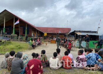 Minggu Berbagi, Satgas Yonif 310/KK Berikan Makanan Gratis Bagi Warga Pedalaman di Perbatas Papua