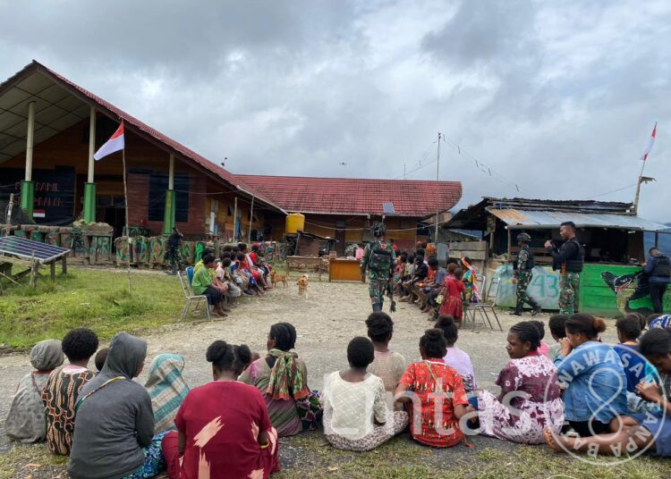 Minggu Berbagi, Satgas Yonif 310/KK Berikan Makanan Gratis Bagi Warga Pedalaman di Perbatas Papua