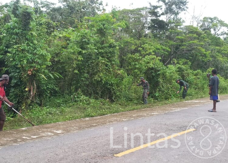 Bentuk Kepedulian Satgas Yonif 310/KK Laksanakan Karya Bakti Bersama Warga Kampung Yabanda
