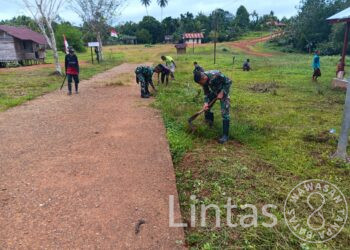 Karya Bakti TNI Satgas Pamtas RI-PNG Yonif RK 111/KB Bersama Masyarakat Pedalaman Perbatasan Ciptakan Lingkungan Yang Bersih