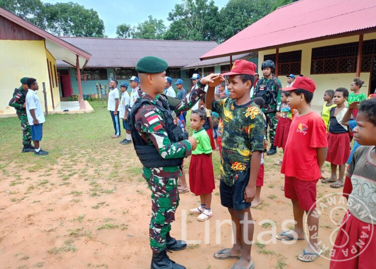 Tumbuhkan Semangat Belajar Baru Satgas Pamtas RI – PNG Yonif RK 111/KB Tanamkan Wawasan Kebangsaan & Cinta Tanah Air di Wilayah Terpencil Papua Selatan