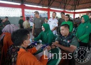 TNI Peduli Kesehatan Masyarakat, Korem Wijayakusuma Baksos Ditengah Kerumunan Warga