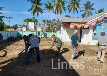 Hidupkan Semangat Gotong Royong, Serda Gunawan Bersama Warga Bersihkan Halaman Munasah