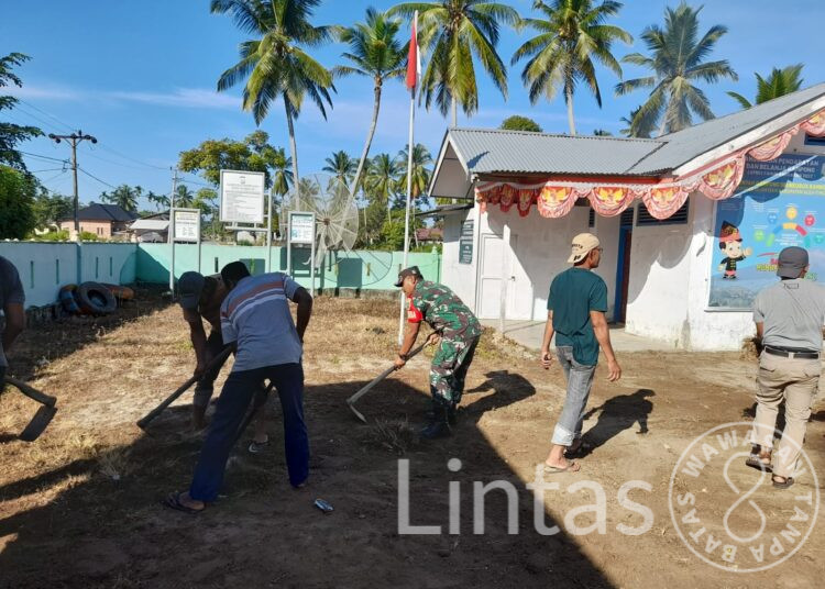 Hidupkan Semangat Gotong Royong, Serda Gunawan Bersama Warga Bersihkan Halaman Munasah