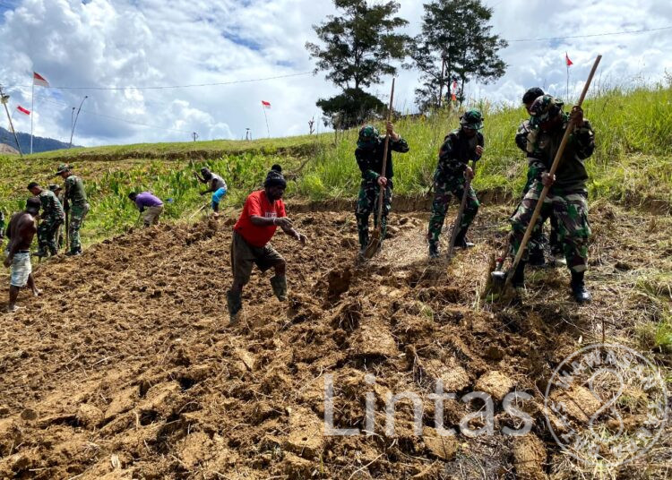 Bantu Kesulitan Masyarakat, Satgas Yonif 721/Mks Bantu Buka Lahan Untuk Berkebun