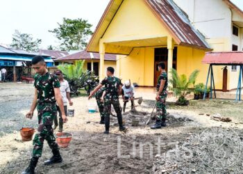 Manunggal Dengan Rakyat, Satgas Yonif 122/TS Pos Kotis Membantu Perbaikan Gereja GKI Pir IV di Perbatasan Papua