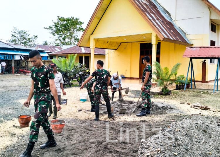 Manunggal Dengan Rakyat, Satgas Yonif 122/TS Pos Kotis Membantu Perbaikan Gereja GKI Pir IV di Perbatasan Papua