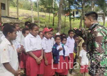 Peduli Pendidikan, Prajurit Satgas Yonif 721/Mks Berikan Wawasan Kebangsaan di Sekolah