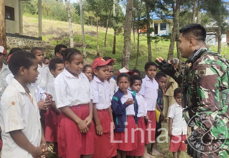 Peduli Pendidikan, Prajurit Satgas Yonif 721/Mks Berikan Wawasan Kebangsaan di Sekolah