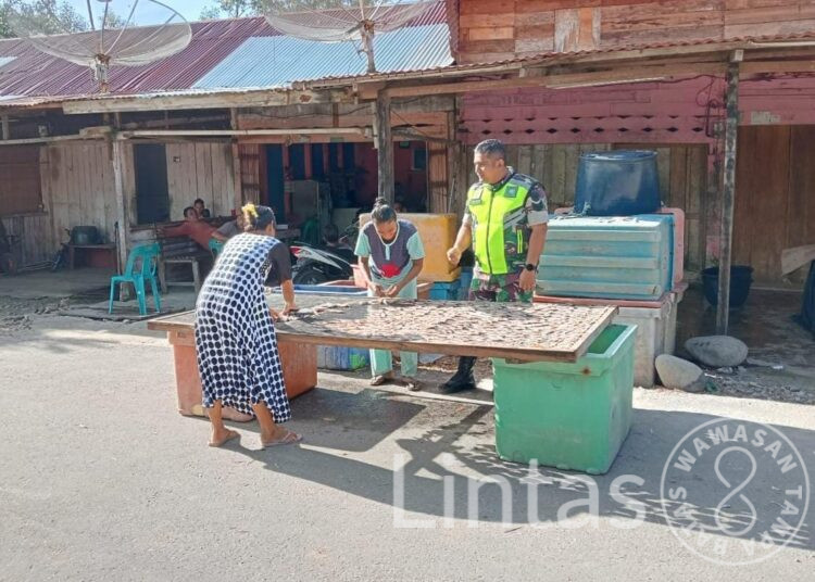Anjangsana Babinsa, Sambangi Warga Pengolah Ikan Asin di Desa Labuhan Keude